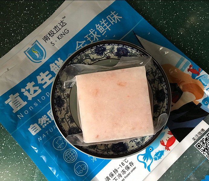 磷虾肉香菇蒸鸡蛋,提前取出纯磷虾肉、放至盘中待自然解冻
（PS：这块是200克我只用的15克，剩余虾肉做其它菜了）