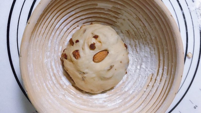 红糖红枣果仁软欧,另一个面团放入发酵藤兰进行发酵;