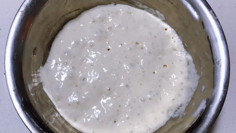 红糖红枣果仁软欧,等到面团表面有很多气泡,顶部稍稍微有回落,而且散发出浓烈的酒味就是发酵好了。