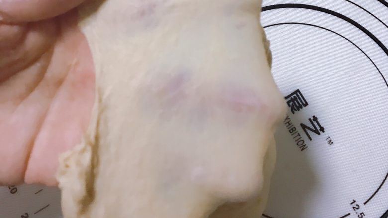 红糖红枣果仁软欧,直到面团能够轻拉出透明的薄膜状,就可以把面团取出