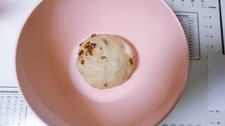 红糖红枣果仁软欧,放在盆中,置于温暖处盖湿布醒发1.5-2个小时