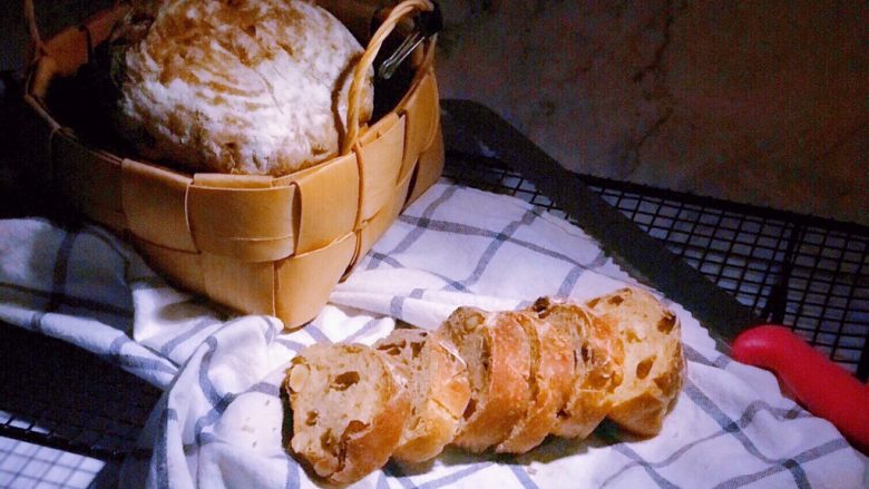 红糖红枣果仁软欧,取出后切片食用。
烤好的面包放凉后,装入密封袋,常温保存,不要放入冰箱冷藏,会加速面包老化,变的更加干硬。