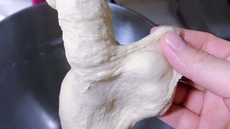 红糖红枣果仁软欧,揉到面团不粘手,差不多有光泽得时候放入黄油继续揉;
刚开始面团会变的更加粘,继续揉匀就会慢慢变的光滑