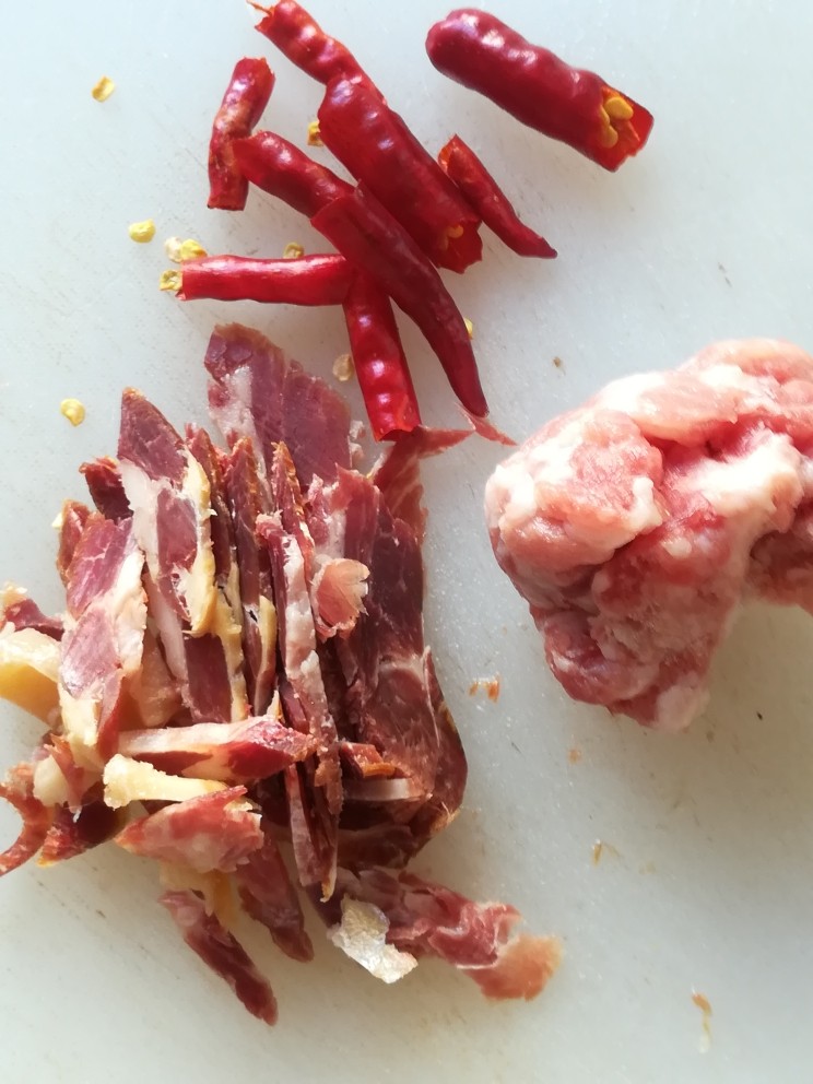 爆炒茄子,佐料备用  <a style='color:red;display:inline-block;' href='/shicai/ 438'>火腿</a>切片  把鲜肉剁碎  <a style='color:red;display:inline-block;' href='/shicai/ 2794'>大蒜</a>切碎  <a style='color:red;display:inline-block;' href='/shicai/ 86474'>干辣椒</a>段