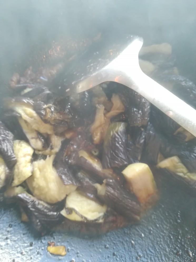 爆炒茄子,把茄子炒好