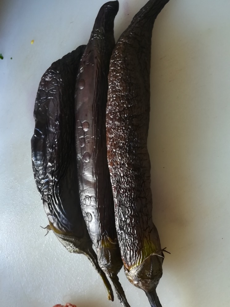 爆炒茄子,茄子蒸软后拿出来待用