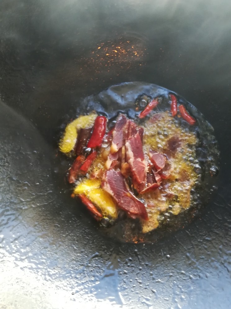 爆炒茄子,锅里放油后把佐料炒香