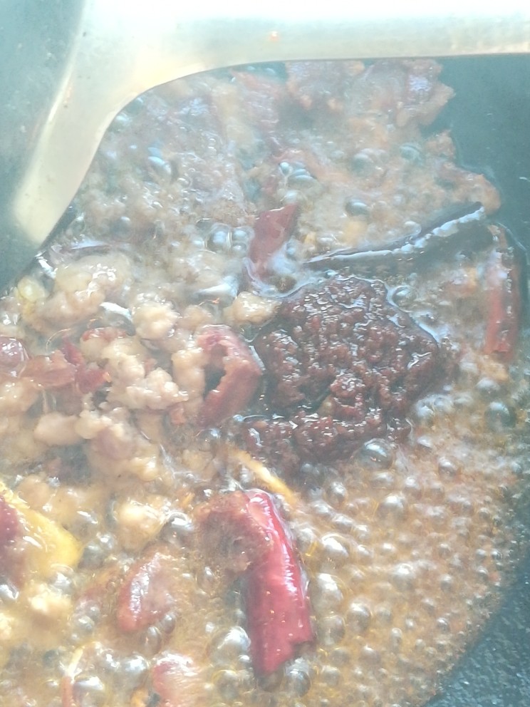 爆炒茄子,把肉和酱倒进去炒香