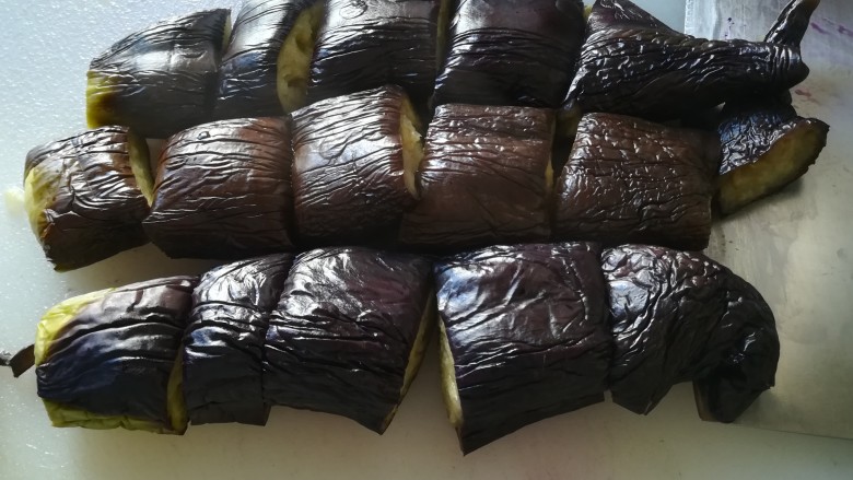 爆炒茄子,茄子切成一小段一小段的 待用