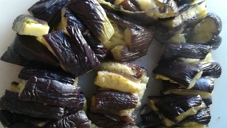 爆炒茄子,茄子一段切成 3到4个