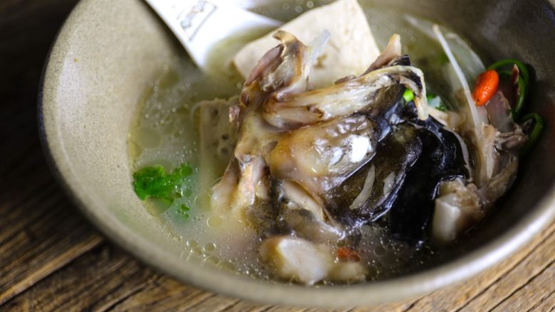 天麻鱼头炖豆腐,炖好后撒点<a style='color:red;display:inline-block;' href='/shicai/ 131'>香菜</a>,就可以享用了。