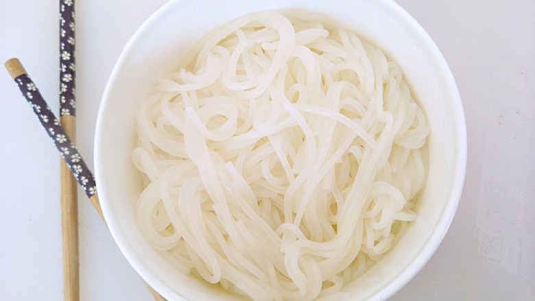 一碗没有螺丝的螺狮粉,<a style='color:red;display:inline-block;' href='/shicai/ 5058'>桂林米粉</a>放入煮开的水加点白醋。这样吃起来更Q!过滤下浆水