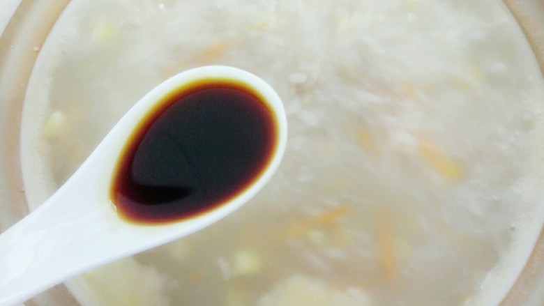 宝宝辅食:田园粥,最后加入一勺<a style='color:red;display:inline-block;' href='/shicai/ 692'>酱油</a>再搅拌一下