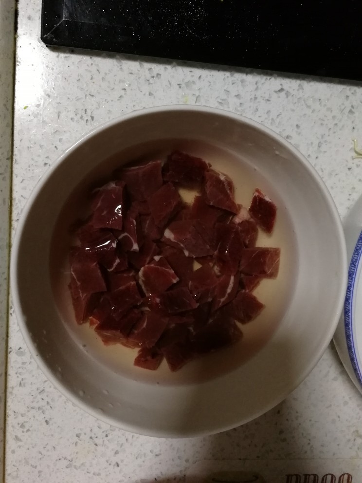 红烧牛肉(土豆烧牛肉),将<a style='color:red;display:inline-block;' href='/shicai/ 216'>牛肉</a>切成小块,图片是平行四边形的,放入碗中撒盐腌制,