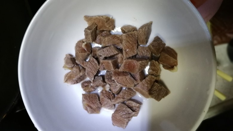 红烧牛肉(土豆烧牛肉),将牛肉块,过开水后,捞出放在碗里,