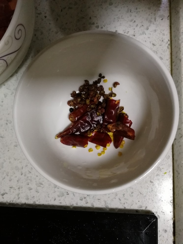 红烧牛肉(土豆烧牛肉),准备配料:干辣椒,花椒粒,