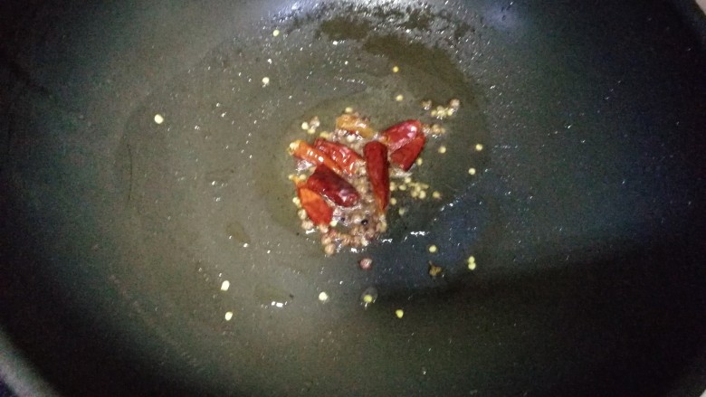 红烧牛肉(土豆烧牛肉),热锅烧油,小火放入干辣椒和花椒,炒出香味之后,