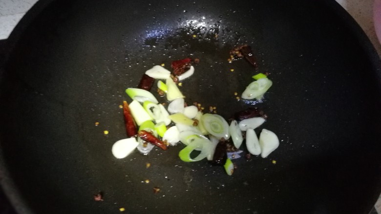 红烧牛肉(土豆烧牛肉),将葱姜蒜入锅,继续翻炒,等有葱姜蒜的香味后,