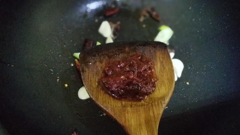 红烧牛肉(土豆烧牛肉),加入一勺半的豆瓣酱,入锅继续翻炒均匀,