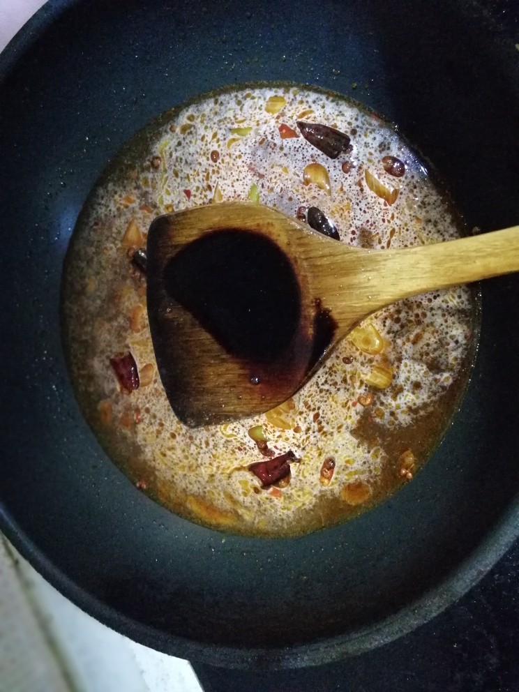 红烧牛肉(土豆烧牛肉),之后加入老抽一大勺。等大火煮开,