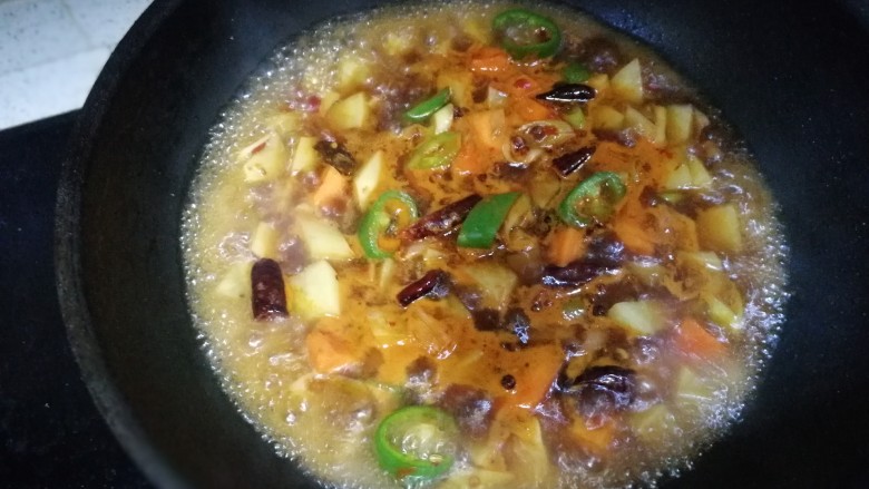 红烧牛肉(土豆烧牛肉),等锅烧开之后下土豆块,大火煮开,