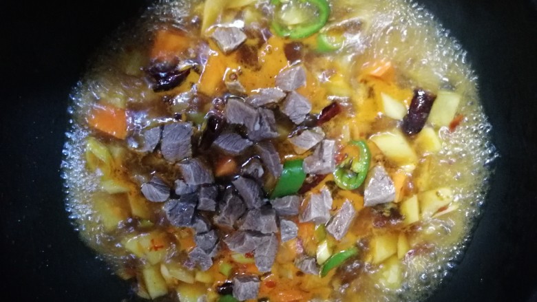 红烧牛肉(土豆烧牛肉),烧开之后,加入准备好的牛肉,翻炒均匀换锅,将材料一起倒入珐琅彩锅中。