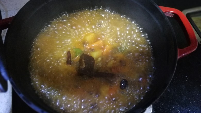 红烧牛肉(土豆烧牛肉),倒入锅中大火烧开,转小火慢炖20-30分钟,