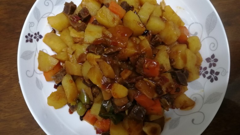 红烧牛肉(土豆烧牛肉),热锅烧油,准备收汁出锅,一分土豆烧牛肉就做好了,