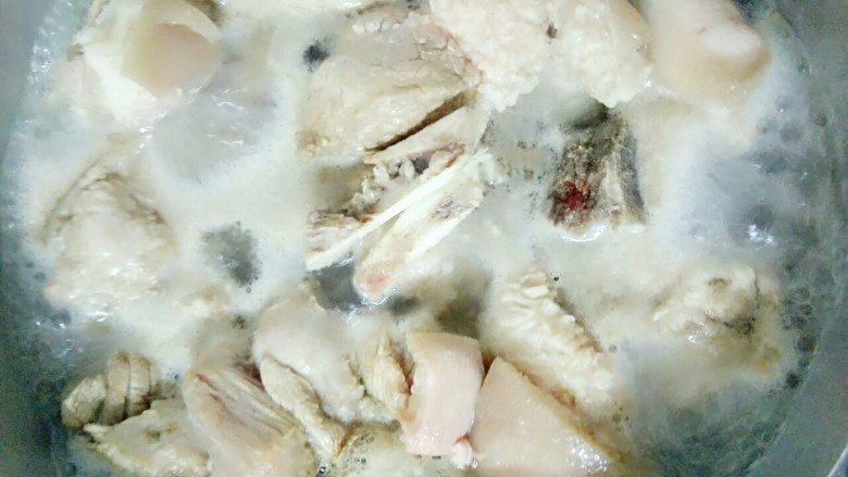 黄豆猪蹄,再煮开掉血水