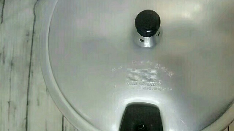 黄豆猪蹄,高压锅大火烧跑气后转小火压十分钟