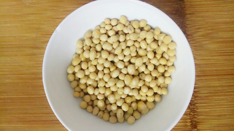 黄豆猪蹄,黄豆泡好水后挑掉杂质
