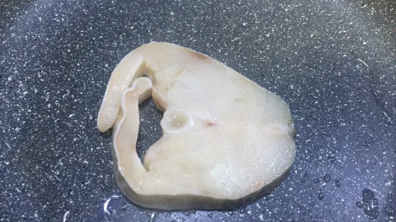 煎鳕鱼果蔬汇,中火,不粘锅热锅倒入少许葵花油,放入鳕鱼片