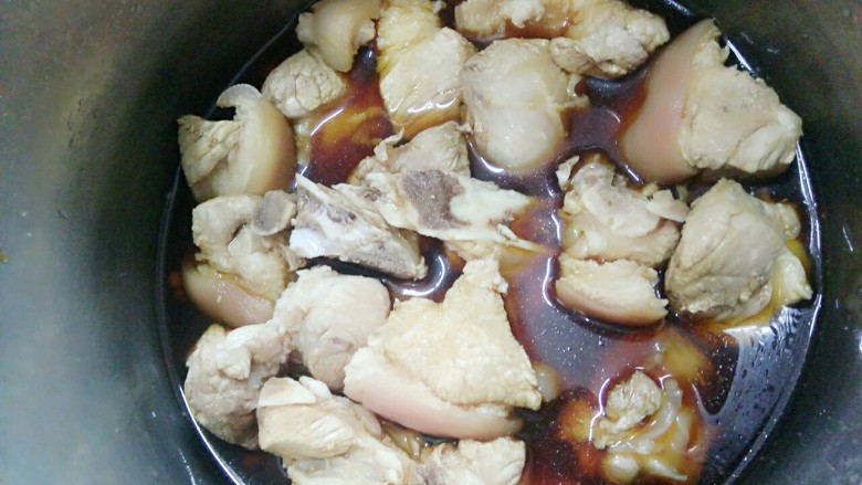 黄豆猪蹄,黄豆猪蹄加入两勺盐两勺<a style='color:red;display:inline-block;' href='/shicai/ 692'>酱油</a>再加入水,水和猪蹄平敷过然后搅拌一下