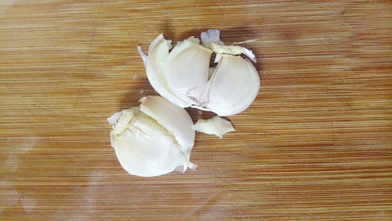 黄豆猪蹄,<a style='color:red;display:inline-block;' href='/shicai/ 2795'>蒜头</a>用刀拍扁
