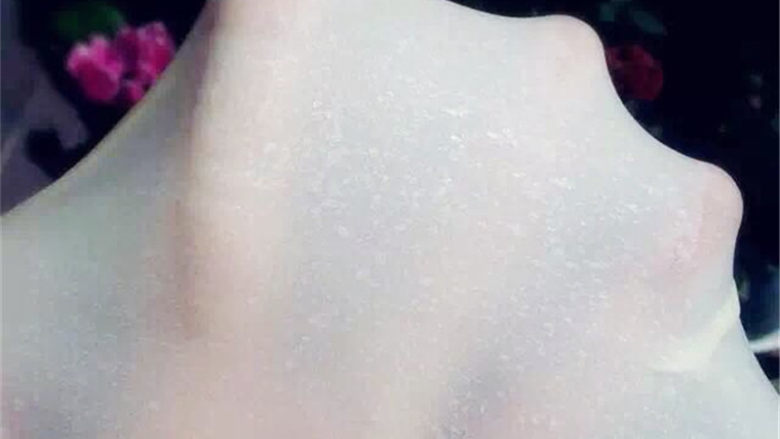 酸奶老面包-可以拉丝的面包,拉开看看,面团迎着阳光可以看到里面有非常丰富细腻的气泡。