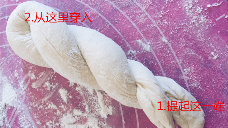 酸奶老面包-可以拉丝的面包,接着进行第二次旋转,一遍拧一遍将1穿入2中。