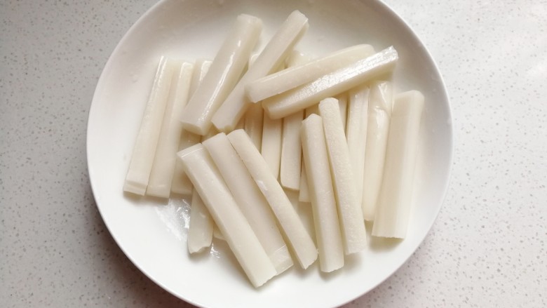 黑椒火腿炒年糕,先准备<a style='color:red;display:inline-block;' href='/shicai/ 552'>年糕</a>;