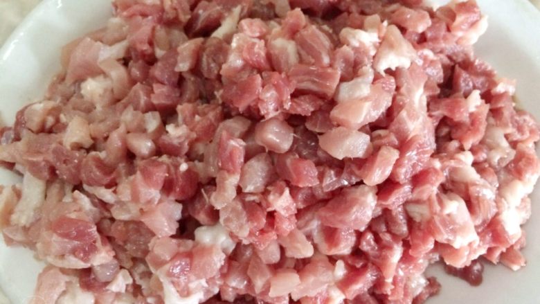 蜜汁叉烧包,首先制作叉烧肉,梅肉洗净切小丁。