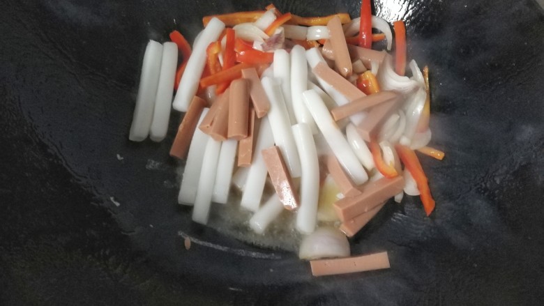 黑椒火腿炒年糕,然后倒入火腿和年糕;
