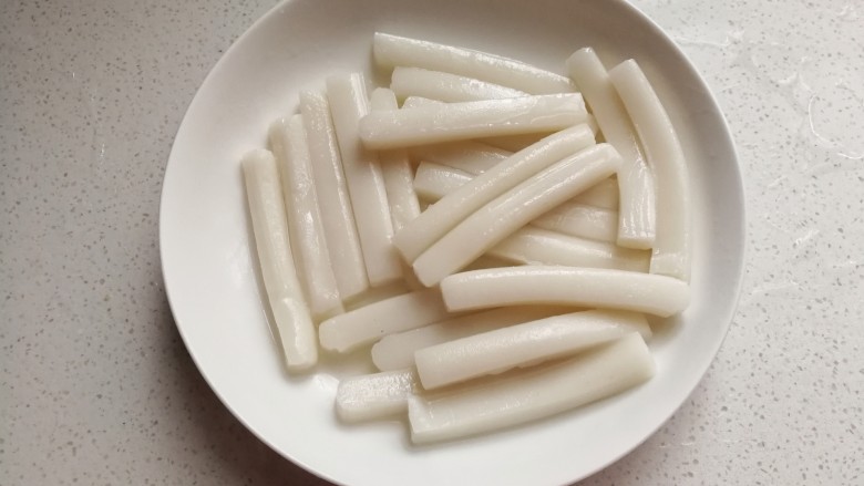 黑椒火腿炒年糕,煮至年糕变软时捞起过下凉水沥干备用;