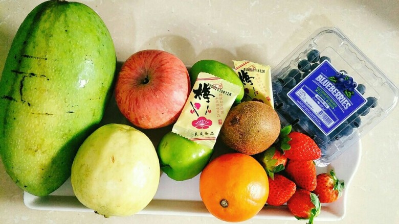 简单美味的“甘梅水果拼盘”,准备好所有食材,水果冲洗干净备用
