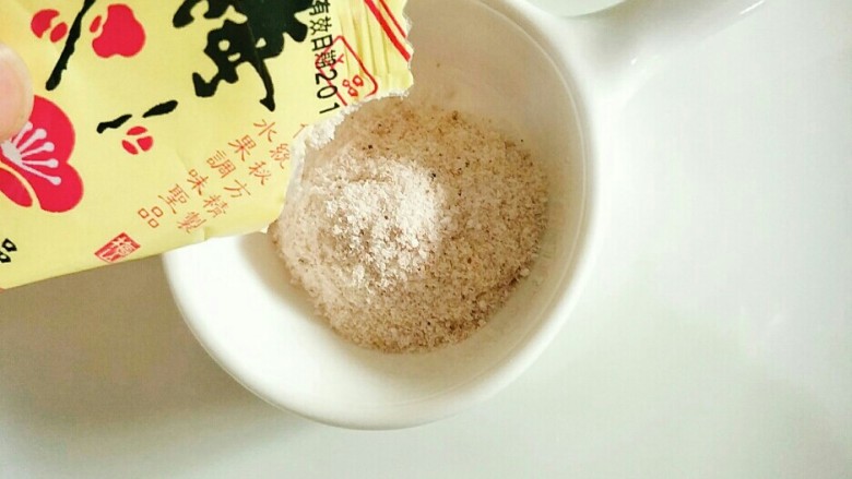 简单美味的“甘梅水果拼盘”,水果摆好后,拆开<a style='color:red;display:inline-block;' href='/shicai/ 114861'>梅子粉</a>倒入小碗中,