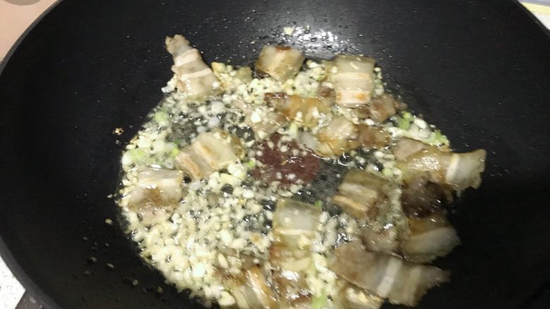 泡椒土豆片,调入一汤匙酱青,继续翻炒。