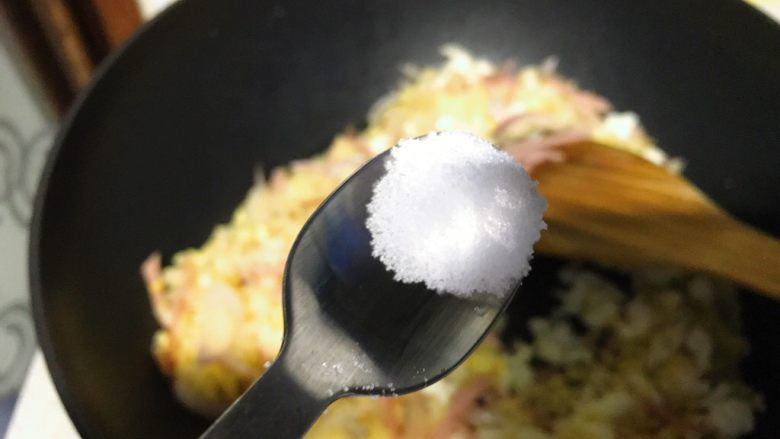 彩虹蛋炒饭,半小匙盐,翻匀。