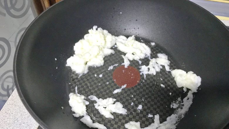 彩虹蛋炒饭,锅中热油,滑散炒熟蛋清盛出备用。