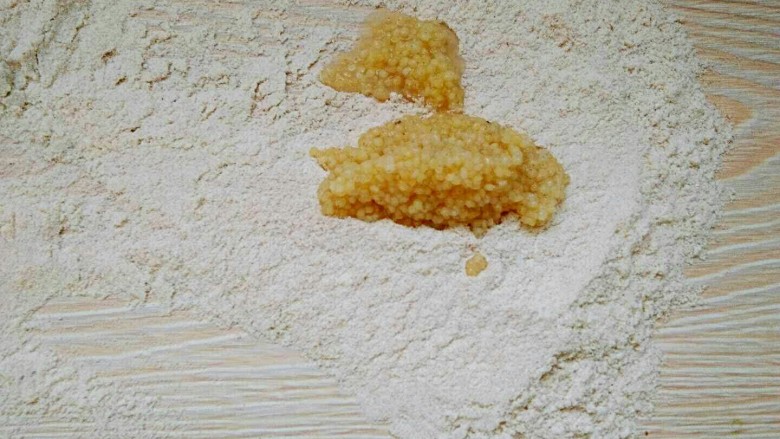 西红柿菌菇小米杂粮珍珠汤,取一部分小米,放在杂粮粉上