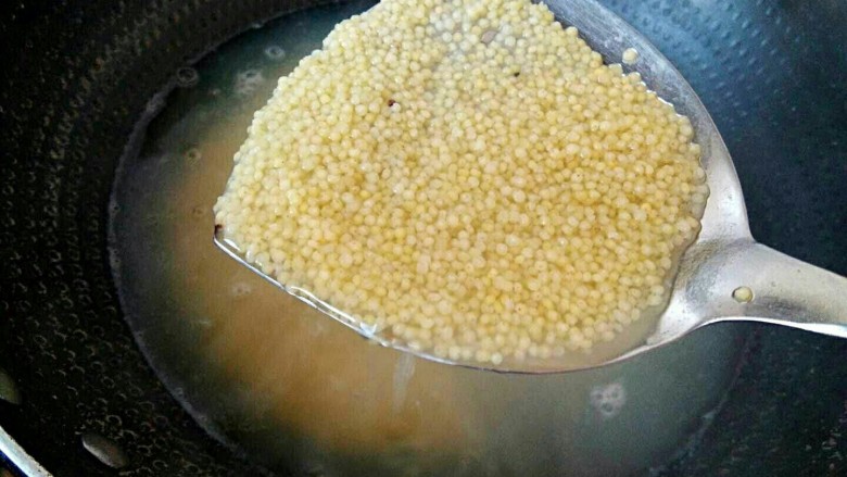 西红柿菌菇小米杂粮珍珠汤,小米煮至八成熟,捞起,放在碗里备用