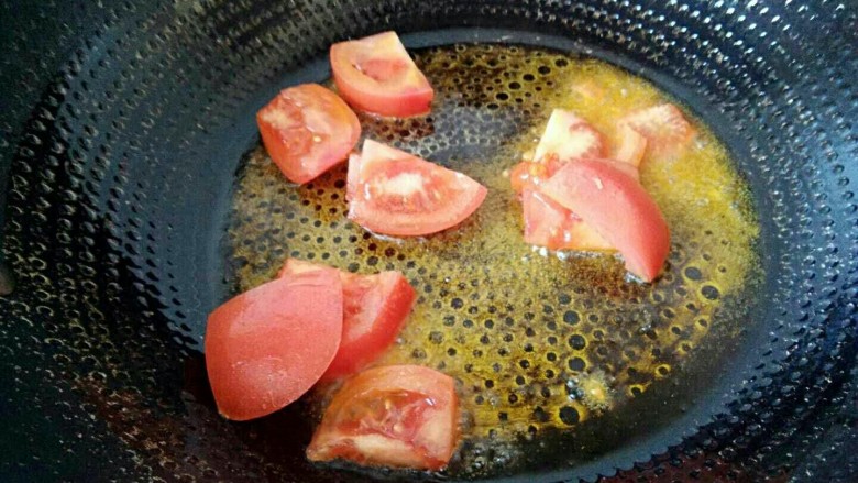 西红柿菌菇小米杂粮珍珠汤,热锅倒油,油热倒入西红柿块。