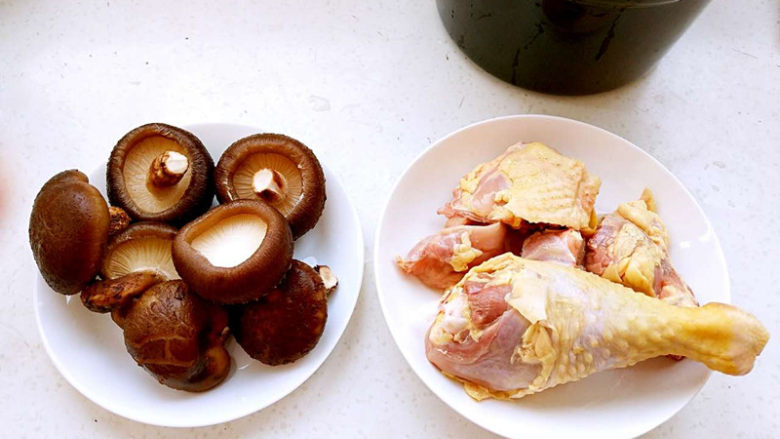 香菇炖土鸡,鸡腿、鸡块备好,<a style='color:red;display:inline-block;' href='/shicai/ 230'>香菇</a>泡发好。