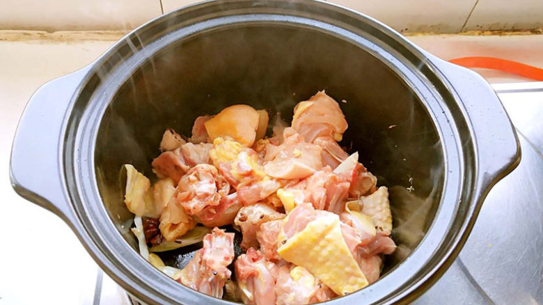 香菇炖土鸡,放入鸡块、白糖、料酒,翻炒。